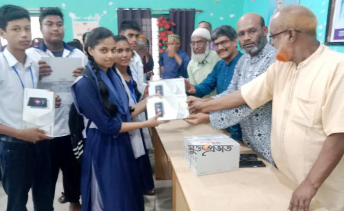 চিলমারীতে মেধাবি শিক্ষাথীদের মাঝে ট্যাব বিতরণ