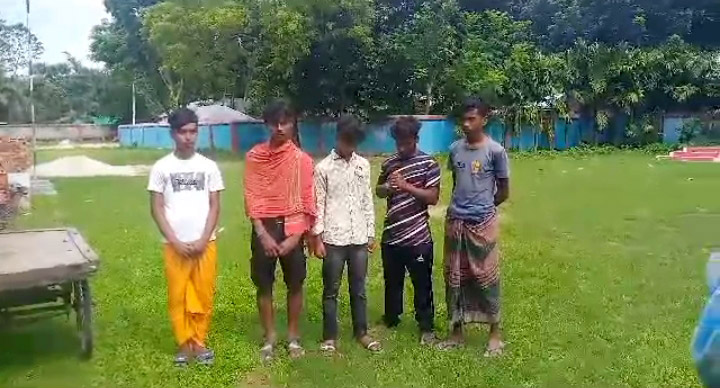 বিদ্যালয় থেকে ফেরার পথে উত্যাক্তের শিকার ৭ ছাত্রী, পাঁচ বখাটেকে পুলিশে দিলেন শিক্ষকেরা