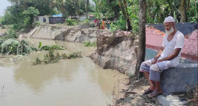 সিরাজগঞ্জে  বাড়ছে যমুনার পানি: ভাঙন আতঙ্কে নদীপাড়ের মানুষ