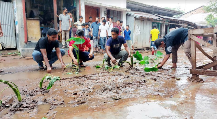 দীর্ঘ দিনেও সংস্কার না করায় ঝালকাঠিতে সড়কে কচুগাছ লাগিয়ে প্রতিবাদ