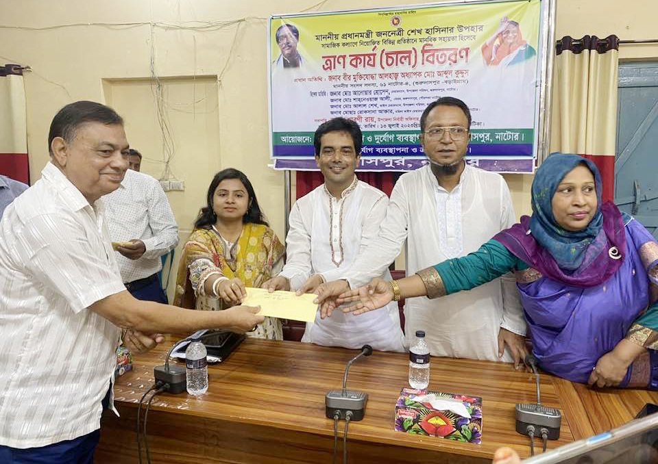 গুরুদাসপুরের ৭৪ এতিমখানা মাদরাসা-মন্দিরে দেওয়া হলো চাল