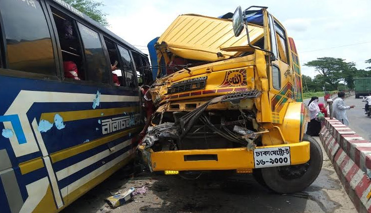 বাস-ট্রাকের মুখোমুখি সংঘর্ষে চালক নিহত: আহত- ১০