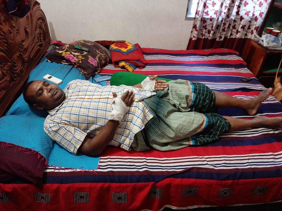 চাঁপাইনবাবগঞ্জের শিবগঞ্জে ব্যবসায়ীকে কুপিয়ে জখম 