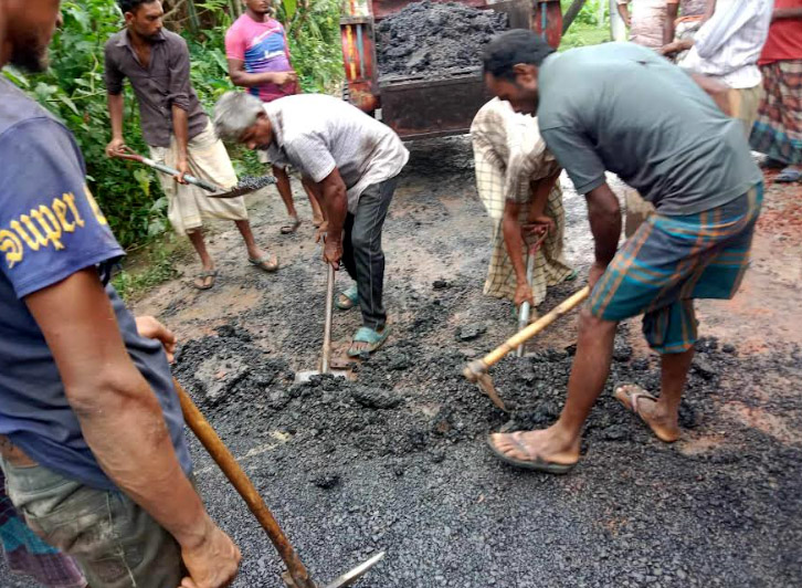 হাকিমপুরে বৃষ্টির ভেতর সড়কে পিচডালা, ভিডিও ভাইরাল