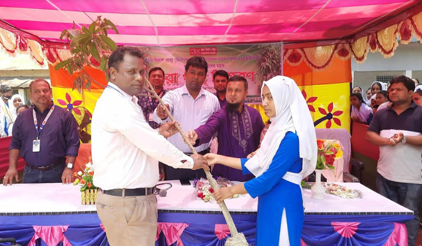 হাকিমপুরে শিক্ষার্থীদের মাঝে ফলজ চারা বিতরণ