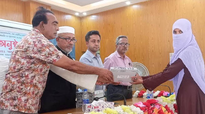 বড়াইগ্রামে প্রধানমন্ত্রীর উপহার হিসেবে মেধাবী শিক্ষার্থীদের মাঝে ট্যাব বিতরণ 