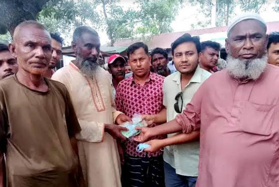 হারানো টাকা ফেরত দিয়ে সততার উজ্জ্বল দৃষ্টান্ত স্থাপন করলেন ৪ দিনমজুর