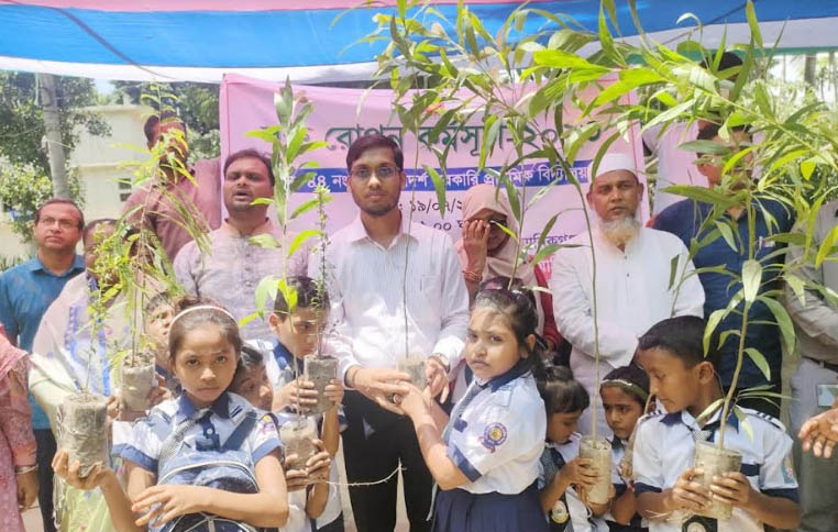 মানিকগঞ্জে শিক্ষার্থীদের মাঝে গাছের চারা বিতরণ