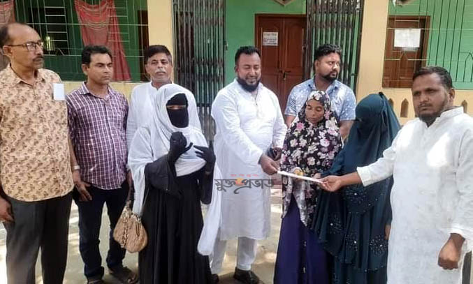 টাকা ছিনতাই হওয়া পরিবারে ৫০ হাজার টাকা সহায়তা প্রদান