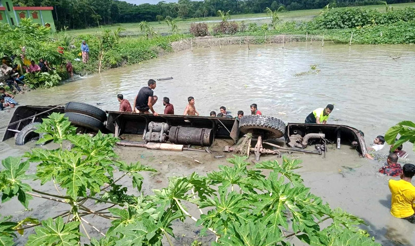 ঝালকাঠিতে যাত্রীবাহি বাস পুকুরে, মৃত্যুর সংখ্যা বেড়ে- ১৭