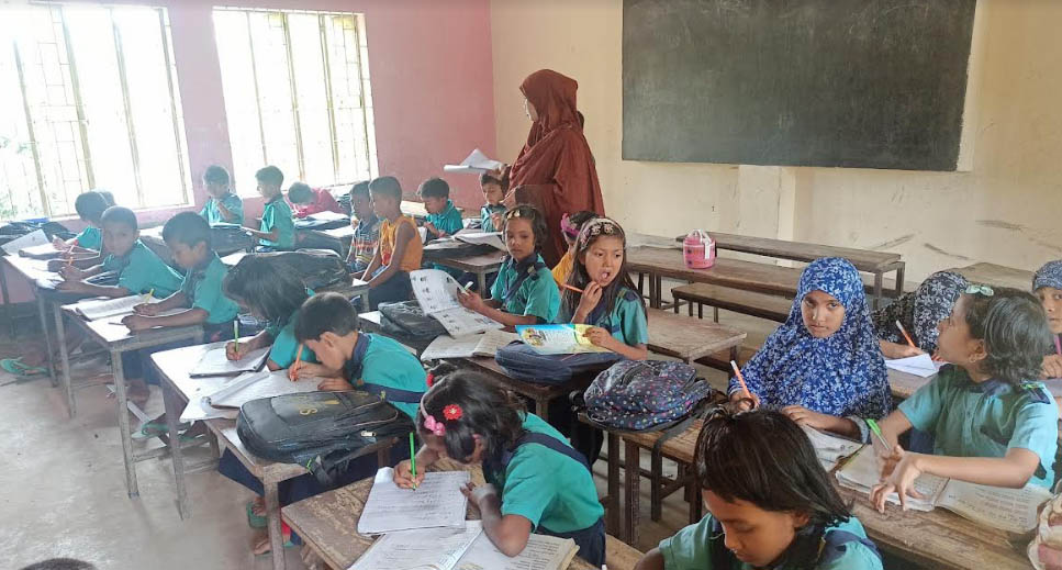 মাত্র ৫ জন শিক্ষক দিয়ে চলছে তিস্তাপাড়ের পাঠদান