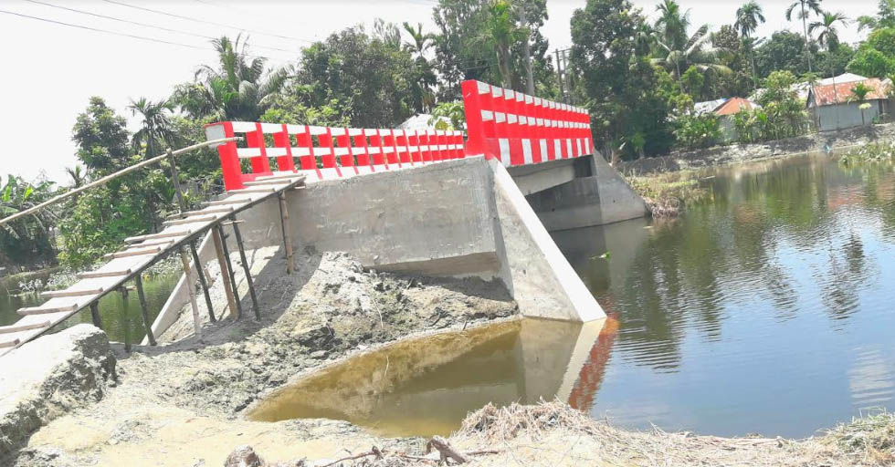সেতু আছে নেই সংযোগ সড়ক: ভোগান্তিতে এলাকাবাসী