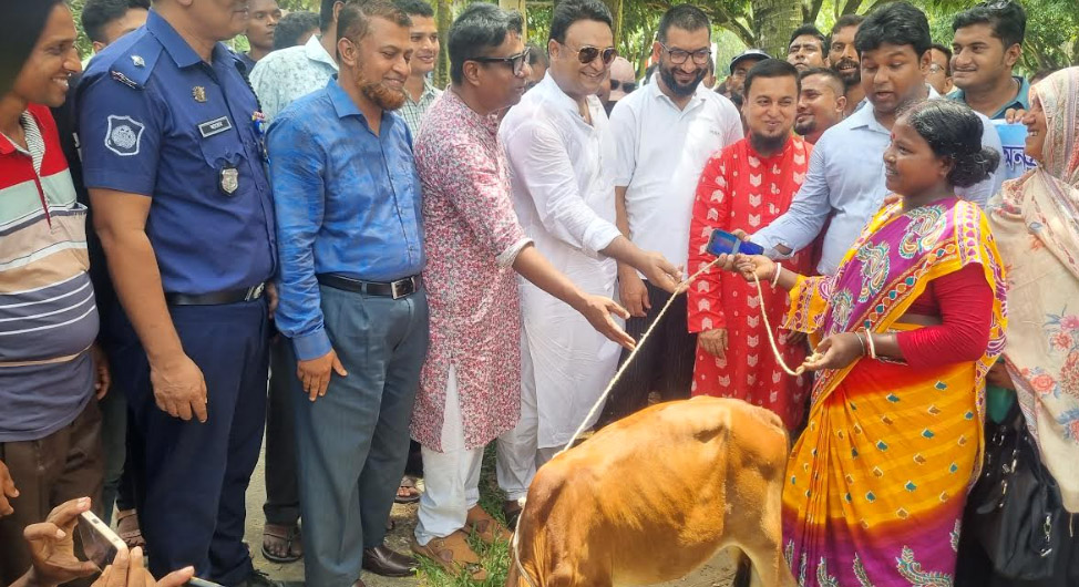 হাকিমপুরে ক্ষুদ্র নৃ-গোষ্ঠীর মাঝে এঁড়ে বাছুর ও ভেরা বিতরণ