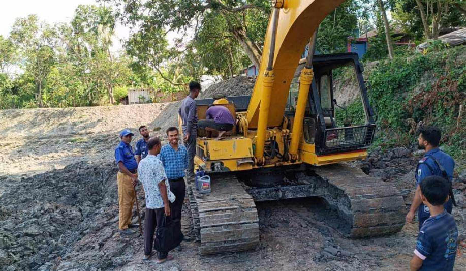 পুঠিয়ায় পুকুর খননের বিরুদ্ধে অভিযান: লাখ টাকা জরিমানা ও ভেকু জব্দ