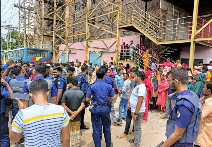 বকেয়া বেতন ভাতার দাবিতে রূপগঞ্জে পোশাক কারখানায় শ্রমিক অসন্তোষ