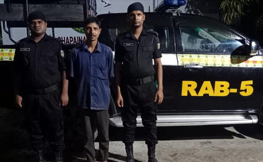 চাঁপাইনবাবগঞ্জে র‍্যাবের দুটি পৃথক অভিযানে অস্ত্র-হিরোইনসহ আটক দুই