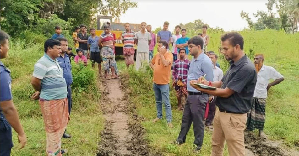 রাজশাহীর পুঠিয়ায় পুকুর খনন ও রাস্তা নষ্ট করায় দেড়লাখ টাকা জরিমানাসহ ভেকু জব্দ