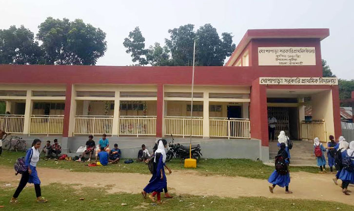 বিদ্যালয়ের শ্রেনীকক্ষ ভাড়া দিয়েছেন প্রধান শিক্ষক, শিক্ষার্থীরা জানে না জাতীয় সংগীত কী