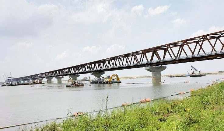 সিরাজগঞ্জে যমুনার বুকে দুই কিলোমিটার দৃশ্যমান বঙ্গবন্ধু রেলসেতু