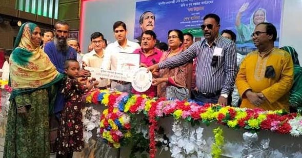 ইসলামপুরে ভূমিহীন ও গৃহহীনদের মধ্যে ঘর ও চাবি হস্তান্তর