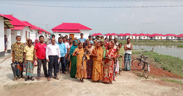 আশ্রয়ণের ঘর বুঝে পেলেন দরিদ্ররা