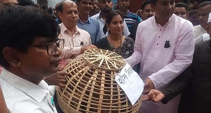 হাঁস ও গবাদিপশু দেওয়া হলো নাটোরের ক্ষুদ্র—নৃগোষ্ঠীদের 