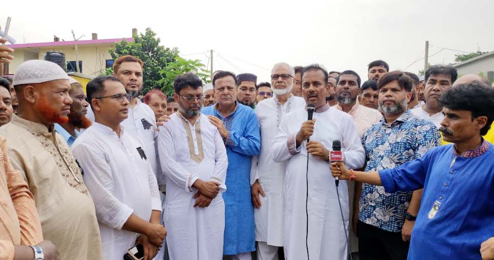 তিতাসে সরকারের উন্নয়নের লিফলেট বিতরণ
