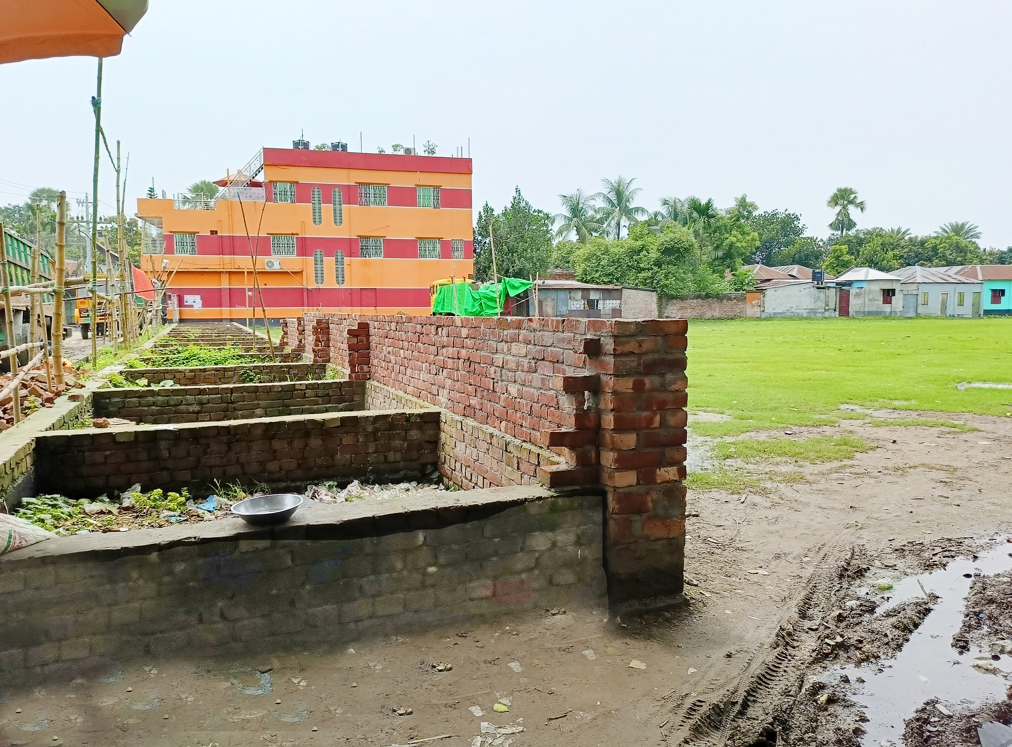 বিদ্যালয় কর্তৃপক্ষের মাকের্ট নির্মাণ, মাঠ রক্ষার দাবিতে স্থানীয়দের অভিযোগ