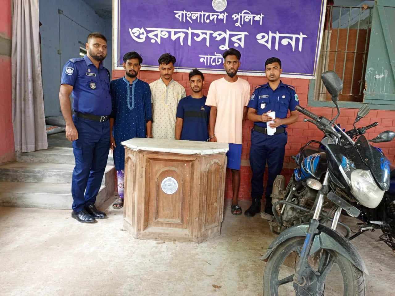 গুরুদাসপুরে গাঁজাসহ তিন যুবক গ্রেপ্তার 