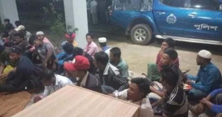 উখিয়ায় অভিযান চালিয়ে ৩২ জন রোহিঙ্গাকে আটক করেছে পুলিশ