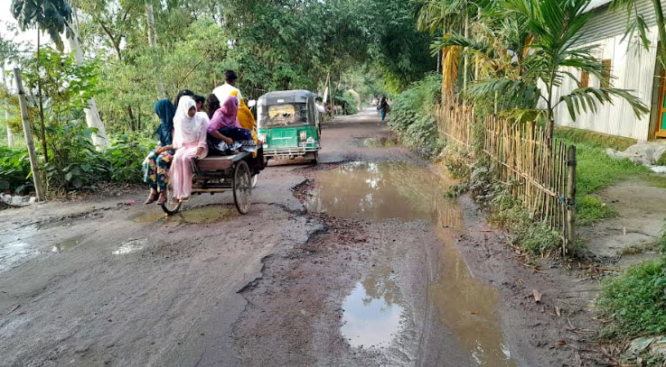 খানাখন্দের সড়কে চরম দূর্ভোগ
