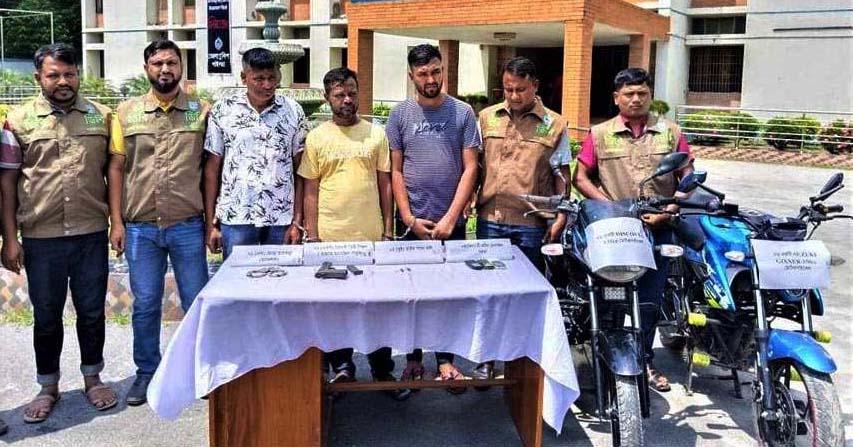 গাইবান্ধায় পিস্তল ও গুলিসহ ৩ ডাকাত গ্রেফতার