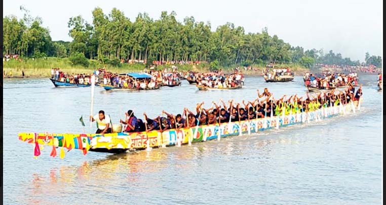 জামালপুরে নৌকা বাইচ দেখতে ব্রহ্মপুত্রনদে মানুষের ভীড় :উপজেলার রকেট চ্যাম্পিয়ন