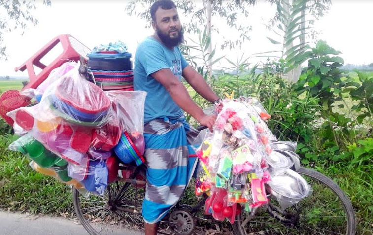 অবিরাম ছুটে চলেন ‘হরেক মালে’র বিক্রেতা ইসমাইল