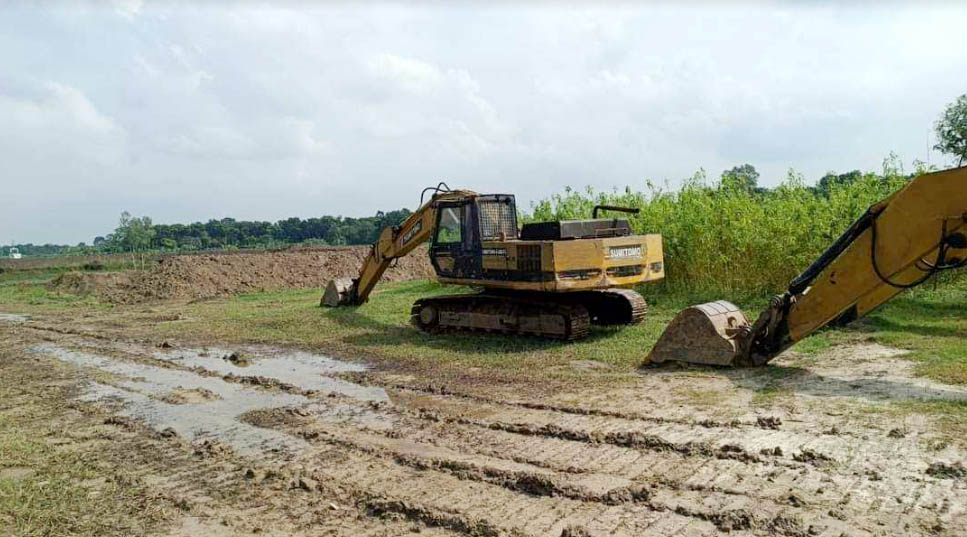পুঠিয়ায় অবৈধভাবে মাটি কাটায় জরিমানা, চারটি ভেকু জব্দ