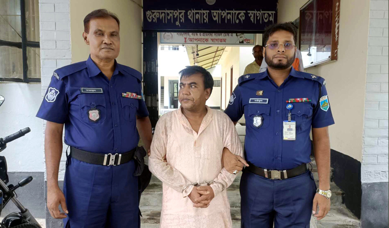 গুরুদাসপুরে স্কুল ছাত্রীকে ধর্ষণ করায় রেস্টুরেন্ট মালিক গ্রেফতার