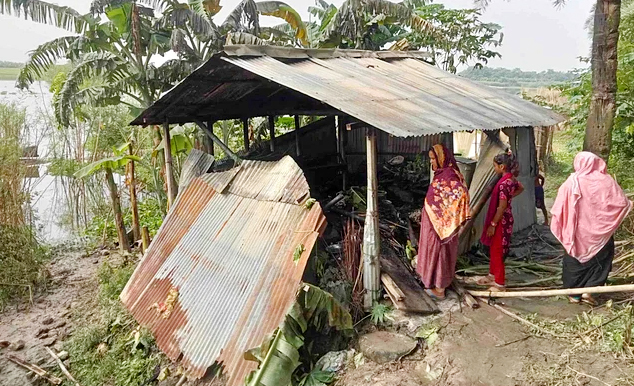 লালপুরে আগুনে পুড়ে মা—মেয়ের মৃত্যু