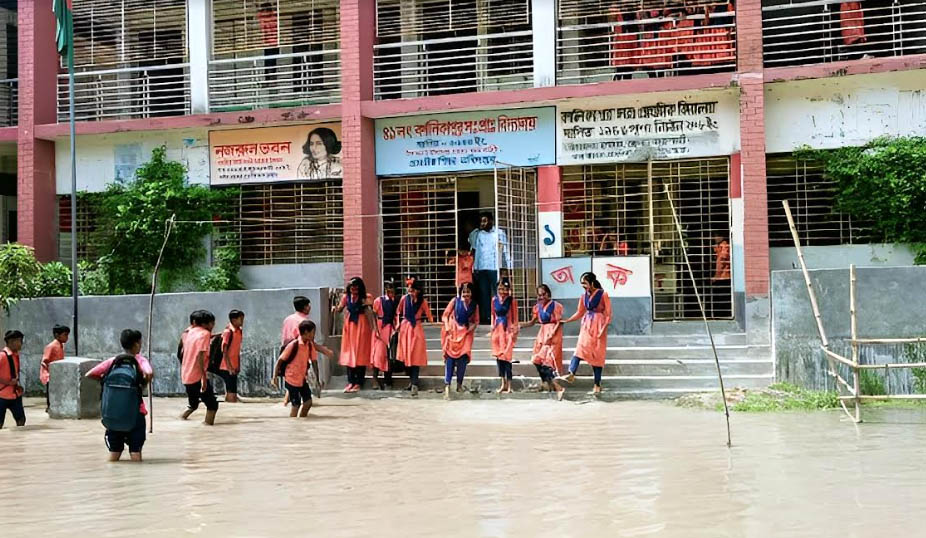 বন্যায় তলিয়ে গেছে বিদ্যালয়, দুশ্চিন্তায় শিক্ষক-শিক্ষার্থীরা