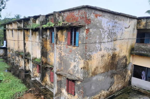 পরিত্যাক্ত ভবনে ঝুঁকি নিয়ে পাঠদান