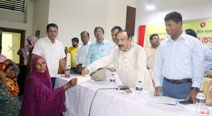 ফুলবাড়ীতে ৫২ রোগী পেলেন ২৬ লাখ টাকার চিকিৎসা অনুদান