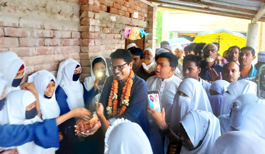 শিক্ষার্থীদের ফুলেল শুভেচ্ছায় সিক্ত প্রতিমন্ত্রী পলক