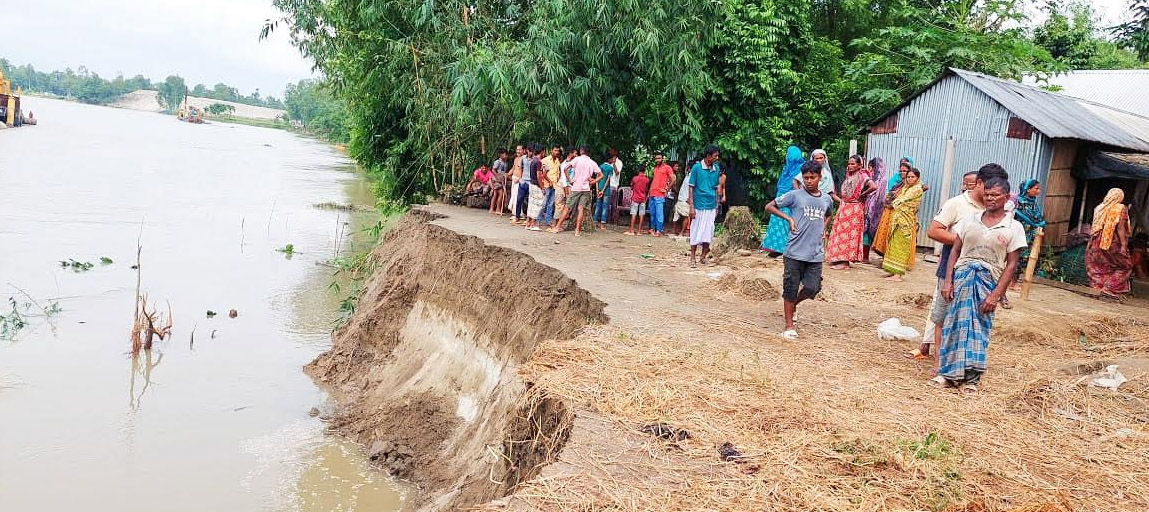 প্রবল বৃষ্টিতে পানি বৃদ্ধি, বিলীন হচ্ছে বসতবাড়ী