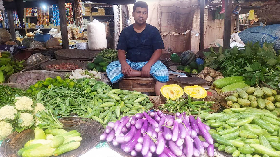 বৃষ্টিতে বেড়েছে হিলির সবজির দাম