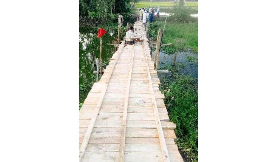 বন্যায় ভেঙে যাওয়া কাঠের সেতুটি নির্মাণ করা হলো