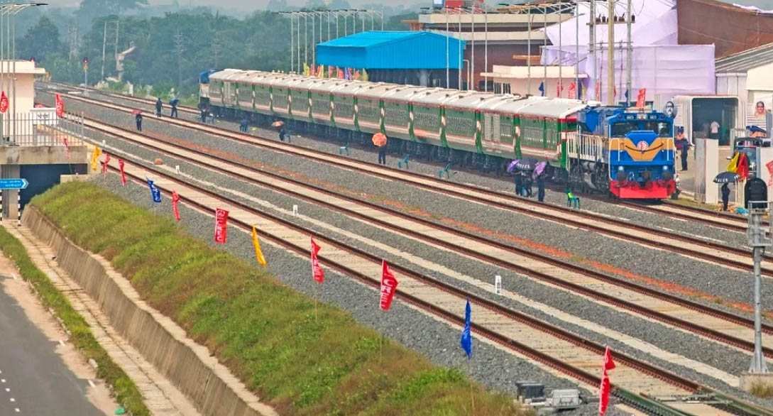 পদ্মায় বাজলো ট্রেনের হুইসেল