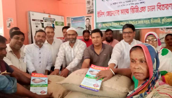 চিলমারীতে জেলেদের মাঝে ভিজিএফ চাল বিতরণ
