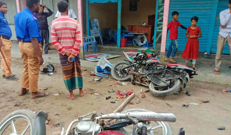 হাতীবান্ধায় মামলার আসামী করা নিয়ে দ্বন্দ্বে সংঘর্ষ, আহত ১০