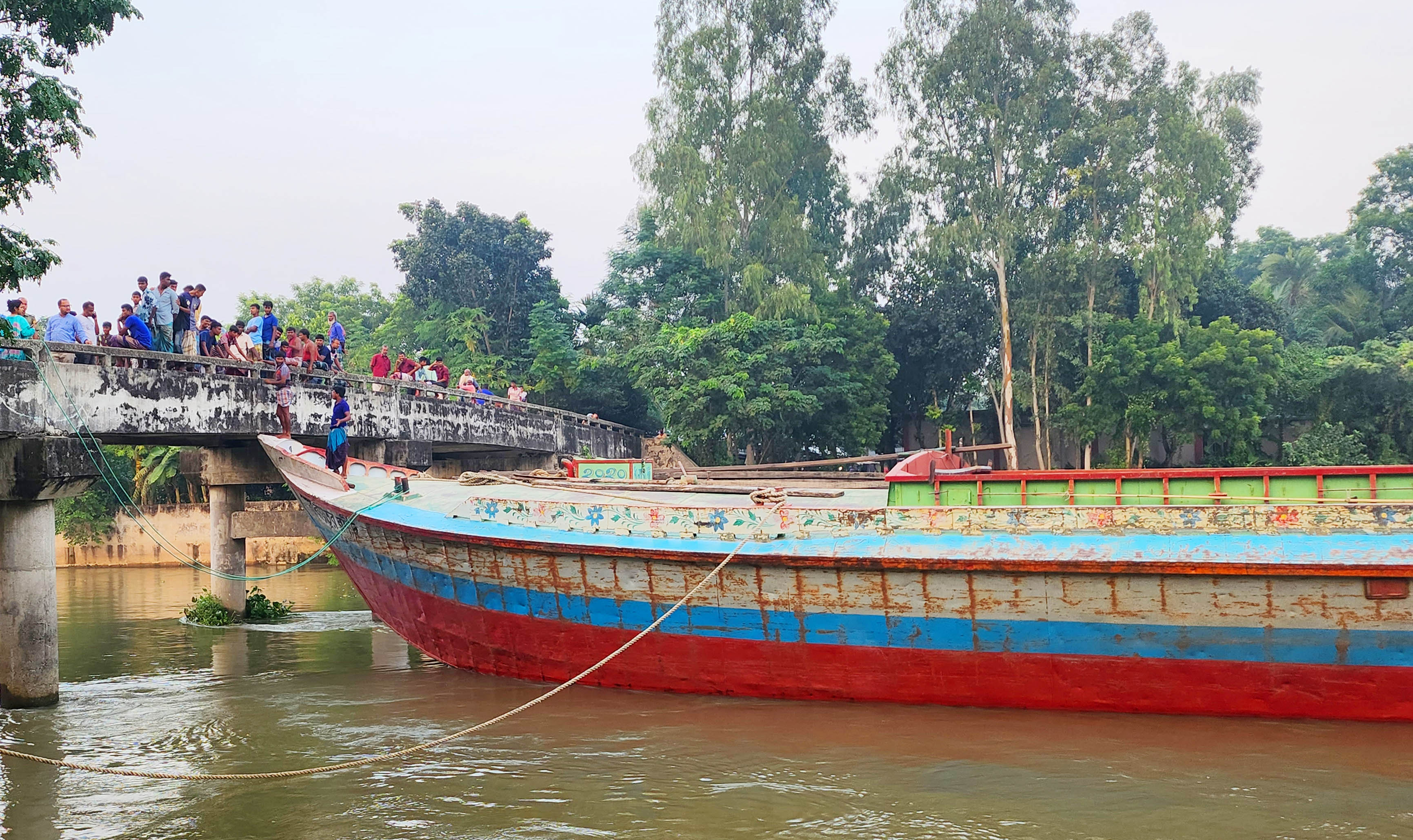 গুরুদাসপুরে ছিনতাই করা ট্রলার নিয়ে পালানোর সময় রাবারড্যামের গাডার ওয়ালে ধাক্কা