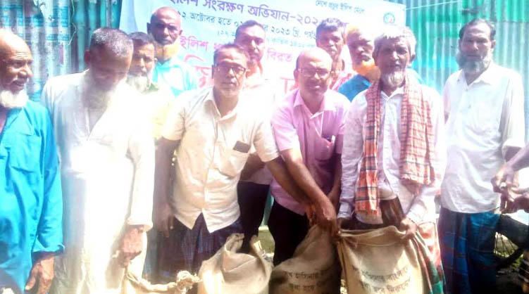 ইসলামপুরে মা ইলিশ ধরা থেকে বিরত থাকা জেলেরা পেলেন ভিজিএফের চাল