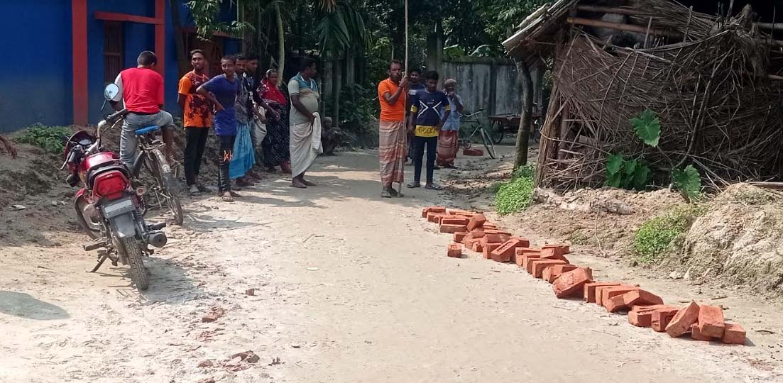 সড়ক নির্মাণ কাজে অনিয়ম, কাজ আটকে দিল এলাকাবাসী